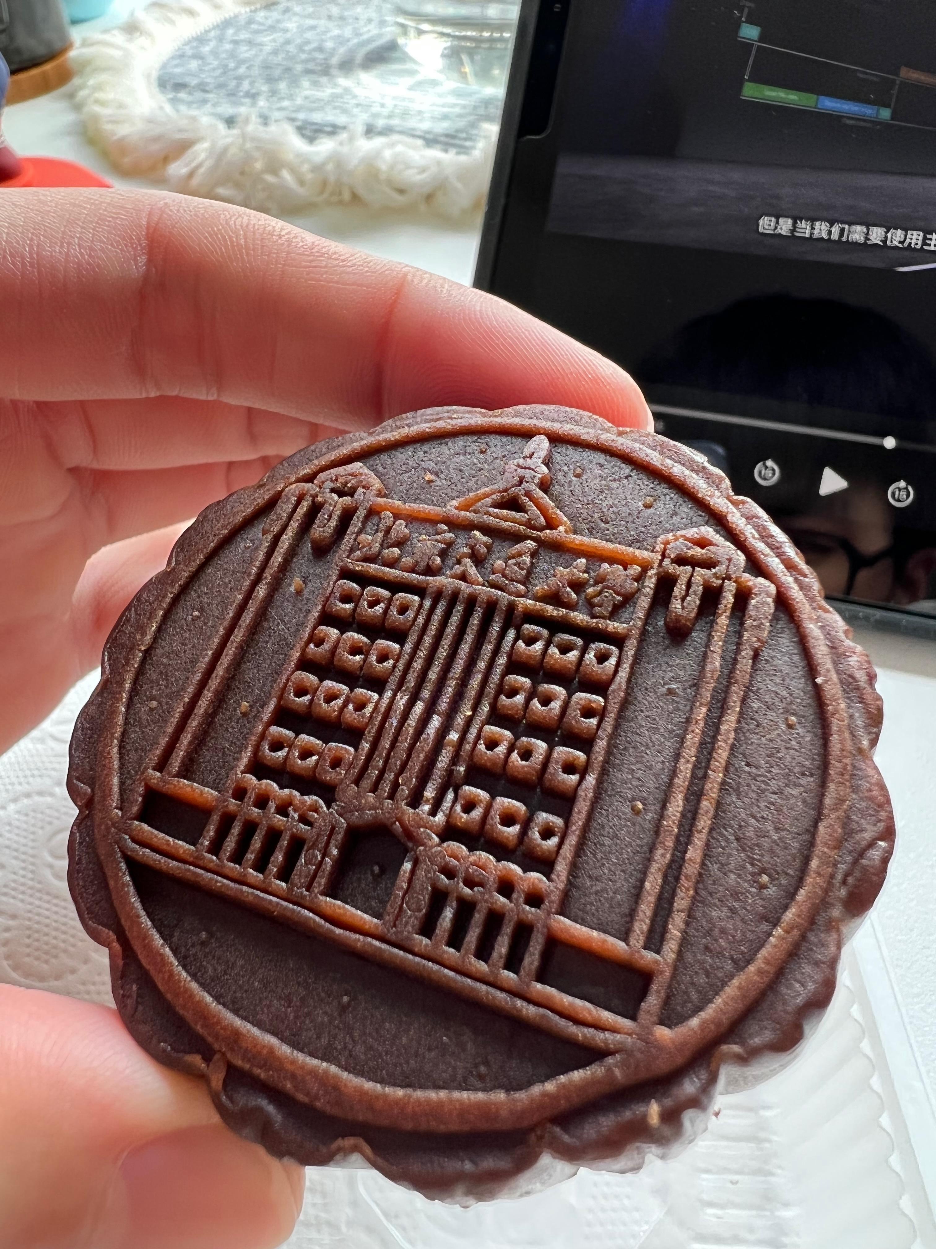 因為這個生椰拿鐵口味，買了學校出品的月餅